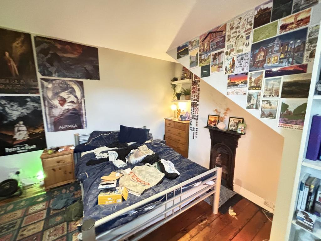 A cozy bedroom featuring a double bed with diso...