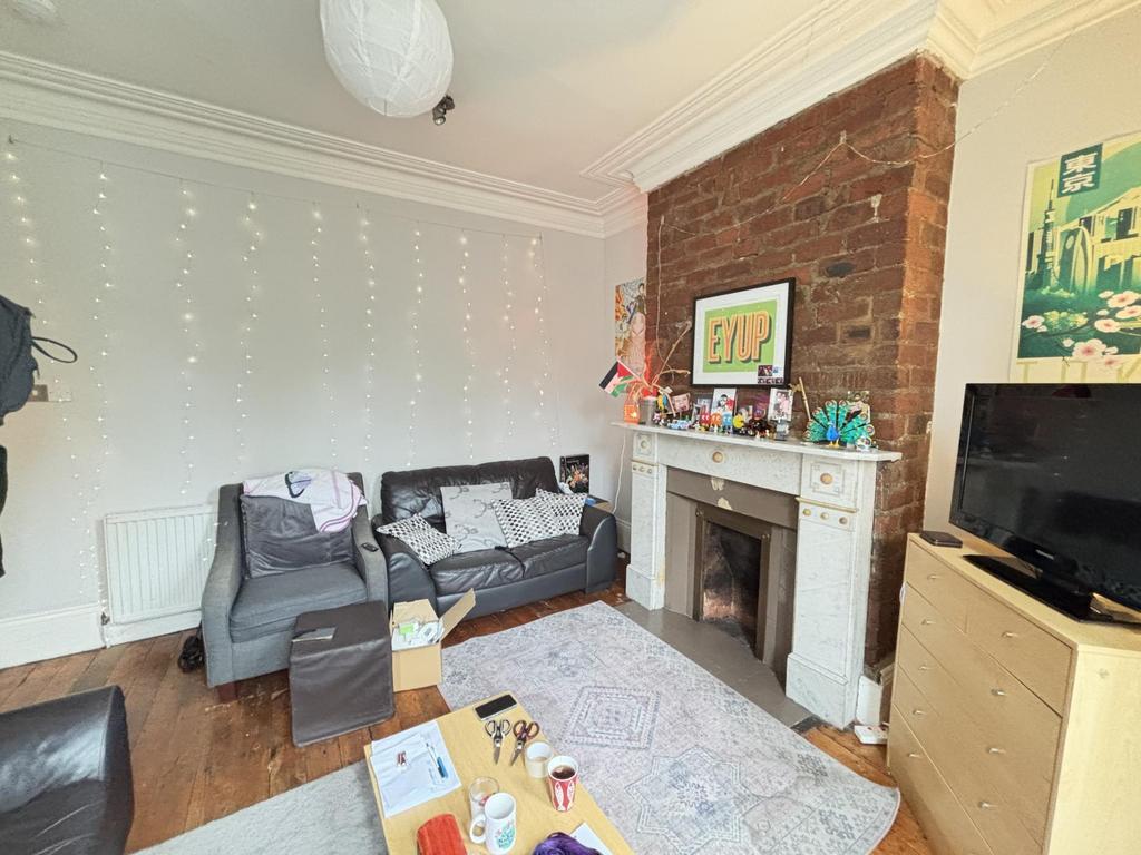 A welcoming and well-maintained living room fea...