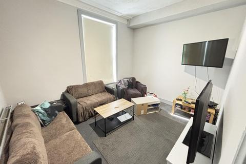 4 bedroom flat to rent, St Michaels Road, Leeds LS6