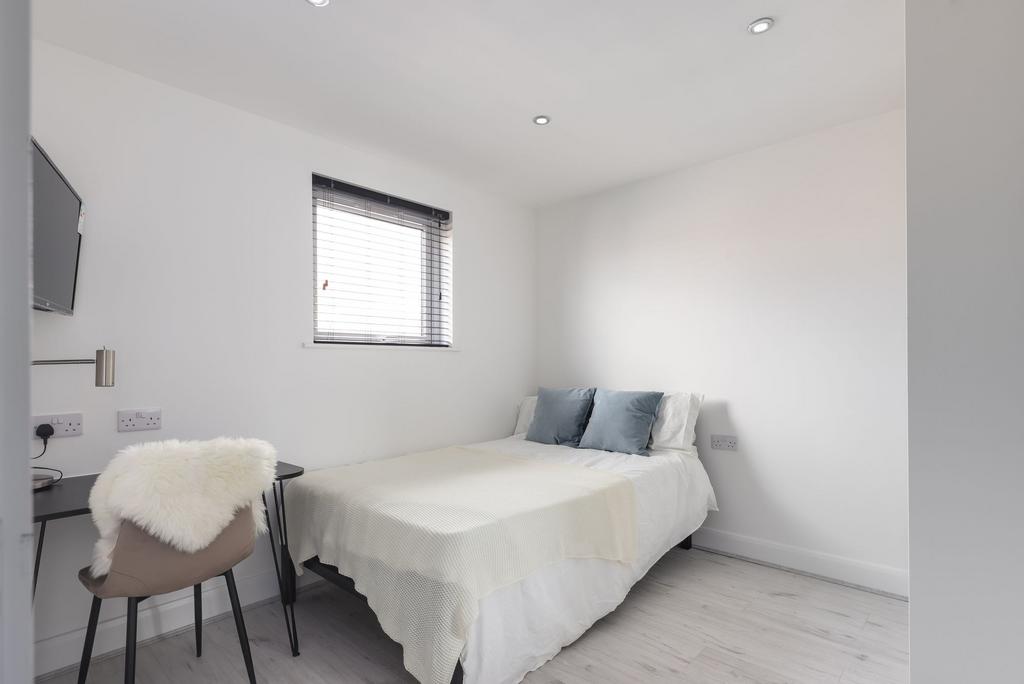 A bright and neatly maintained double bedroom f...