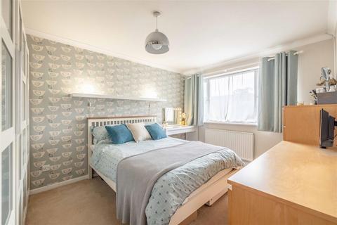 37 Burnham Close, Windsor, SL4 4PN