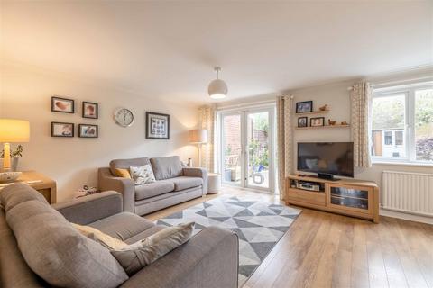 37 Burnham Close, Windsor, SL4 4PN