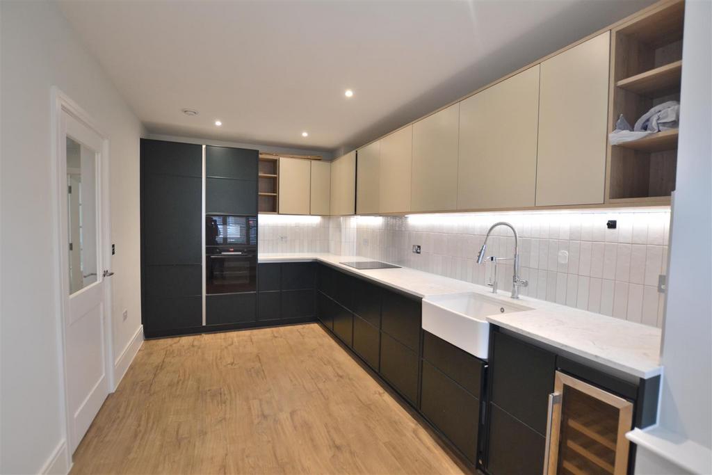 Kitchen 2 .JPG
