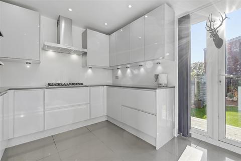 4 bedroom semi-detached house for sale, Cascade Close, Buckhurst Hill IG9