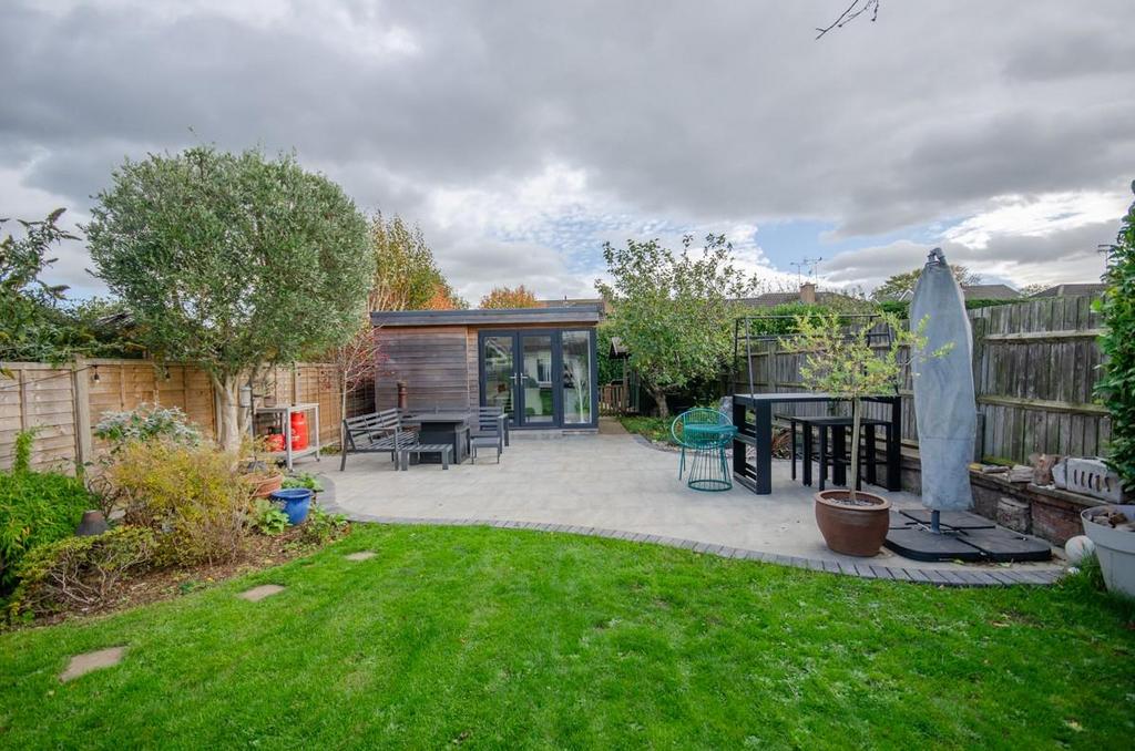 Rear garden pic 2.jpg