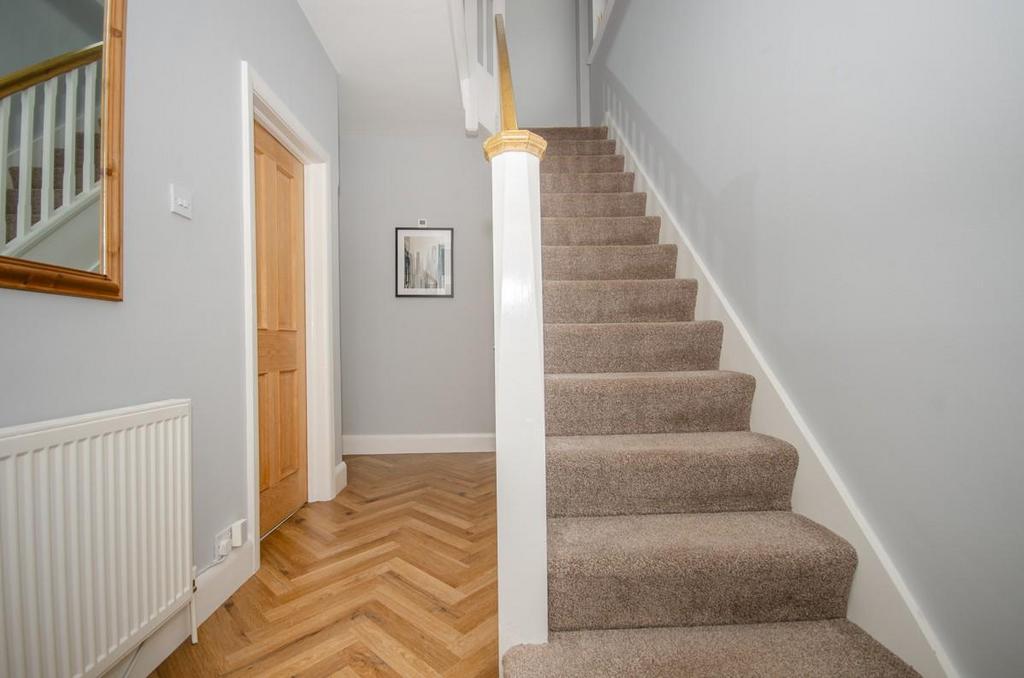 Entrance hall pic 2.jpg