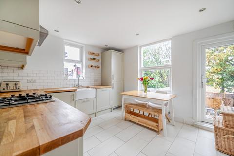3 bedroom flat for sale, Radbourne Road, Balham, London, SW12