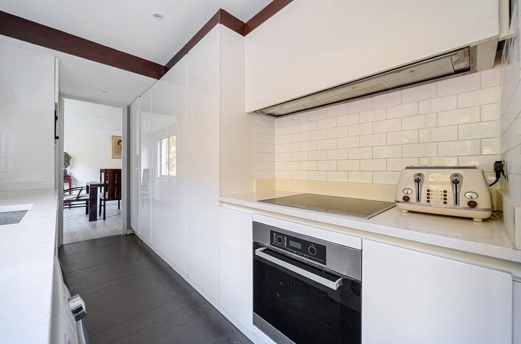 1372182-6-68fb637...