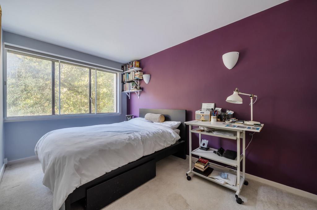 1372182-4-68fb635...