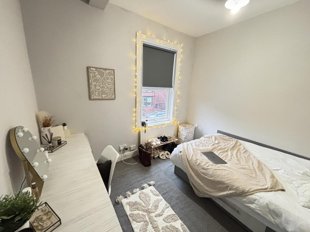 A cozy bedroom featuring a double bed with a ne...