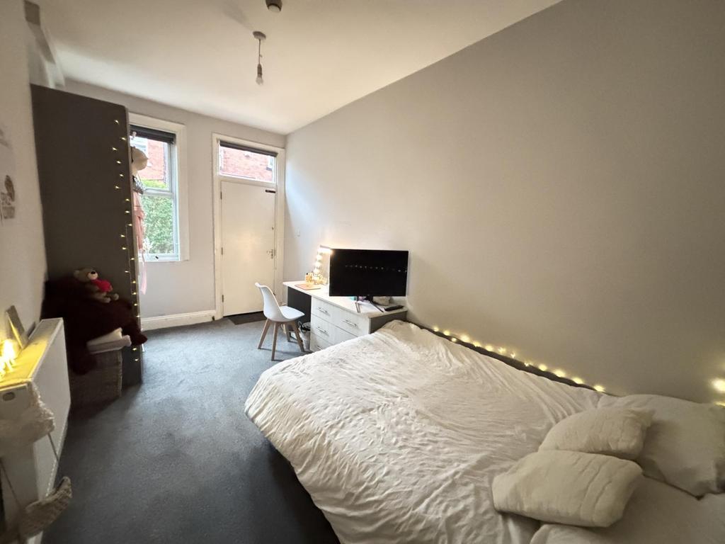 A bright, clean double bedroom with a comfortab...