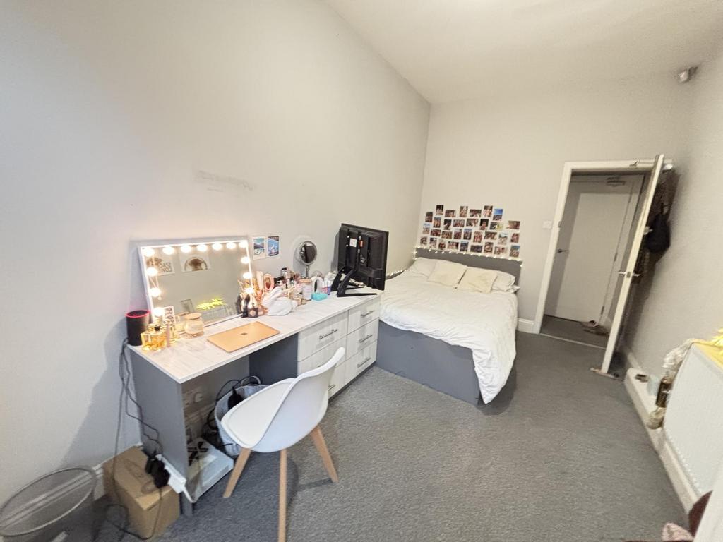 A tidy and inviting single bedroom featuring a ...