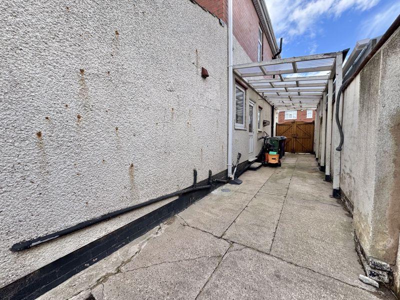 Side garden / drive