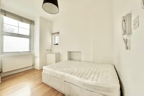 Flat to rent, London NW6