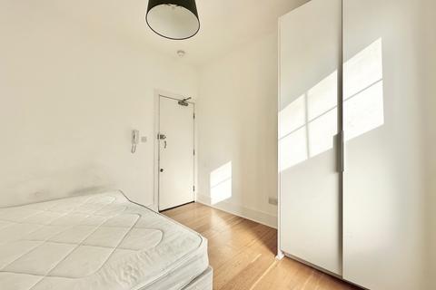 Flat to rent, London NW6
