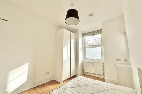 Flat to rent, London NW6