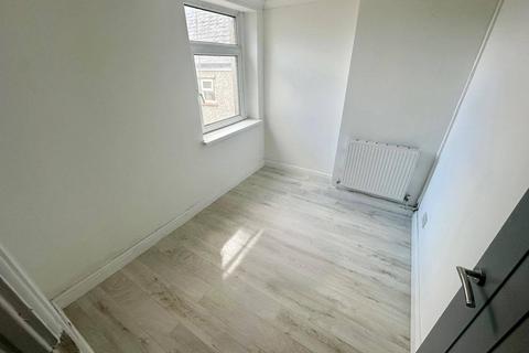 undefined, Flat 4, Mackintosh Place, CF24 4RR
