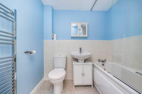 2 bedroom flat to rent, Burton Court, Oxford Street, NG10