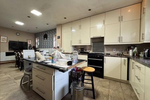 5 bedroom detached bungalow for sale, Toddington Road, Luton