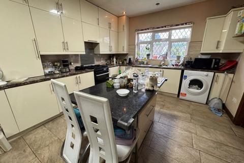 5 bedroom detached bungalow for sale, Toddington Road, Luton