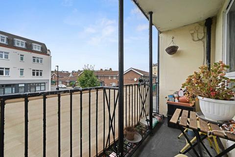 3 bedroom flat for sale, Heather Close, London,SW8 3BT