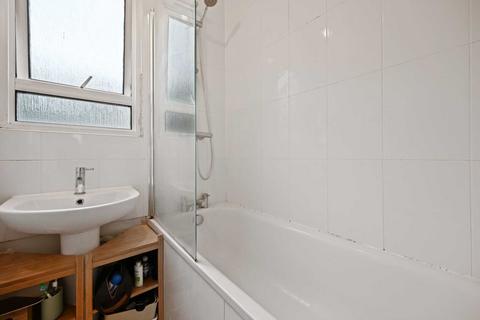 3 bedroom flat for sale, Heather Close, London,SW8 3BT