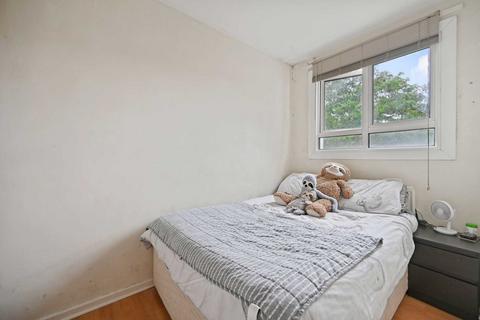 3 bedroom flat for sale, Heather Close, London,SW8 3BT