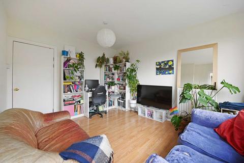 3 bedroom flat for sale, Heather Close, London,SW8 3BT