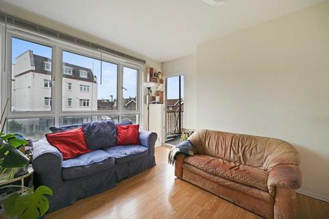 3 bedroom flat for sale, Heather Close, London,SW8 3BT