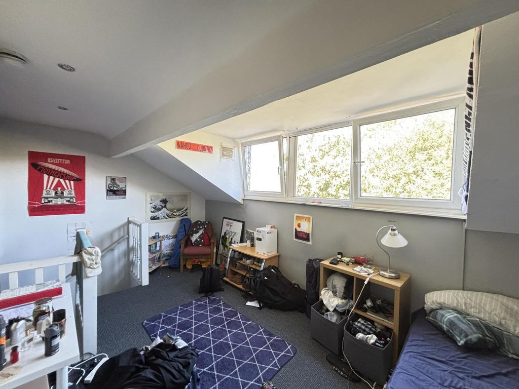 A cozy bedroom featuring a double bed and a stu...