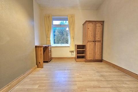 8 bedroom semi-detached house to rent, Oak Road, West Bromwich, B70