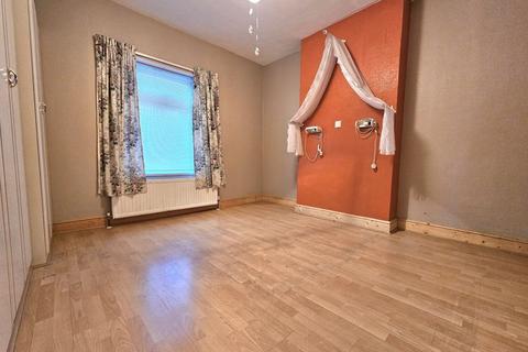 8 bedroom semi-detached house to rent, Oak Road, West Bromwich, B70