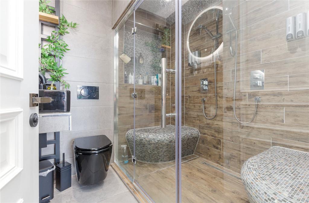 Shower / Steam Room