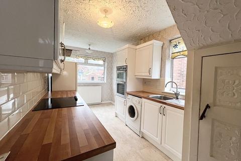 3 bedroom semi-detached house to rent, Avondale Drive, Salford