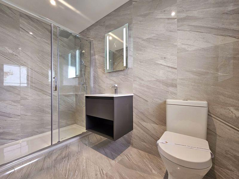EXAMPLE En Suite