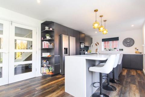 5 bedroom detached house for sale, Woodpecker Gardens, Bedford MK42