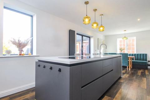 5 bedroom detached house for sale, Woodpecker Gardens, Bedford MK42