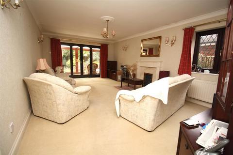 4 bedroom detached house for sale, Meadow Way, Hemel Hempstead