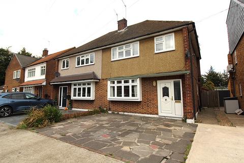 3 bedroom semi-detached house to rent, Oxley Close, RM2