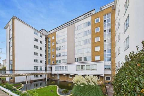 3 bedroom flat to rent, Chiswick Place, Eastbourne