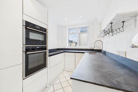3 bedroom flat to rent, Chiswick Place, Eastbourne