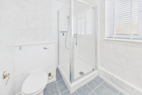 3 bedroom flat to rent, Chiswick Place, Eastbourne