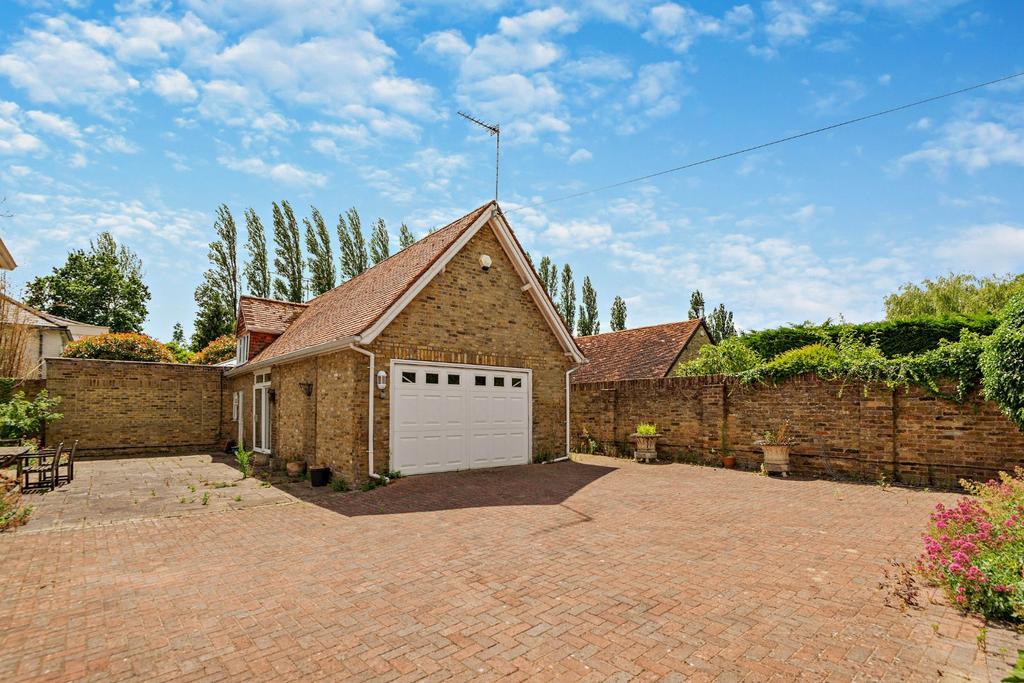 Garage &amp; Annexe