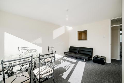 1 bedroom flat to rent, Brading Crescent, Wanstead