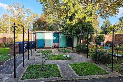 1 bedroom flat to rent, Brading Crescent, Wanstead