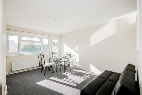 1 bedroom flat to rent, Brading Crescent, Wanstead