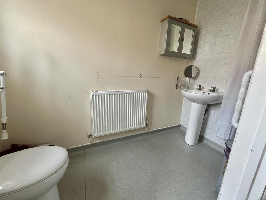 Wet-room Toilet area.jpg