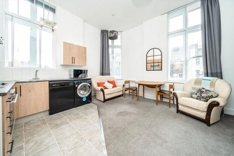 3 bedroom flat to rent, Commercial Road, London E1