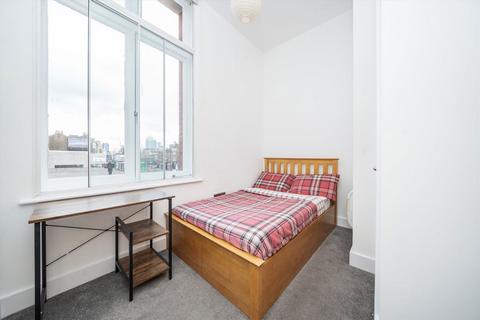 3 bedroom flat to rent, Commercial Road, London E1