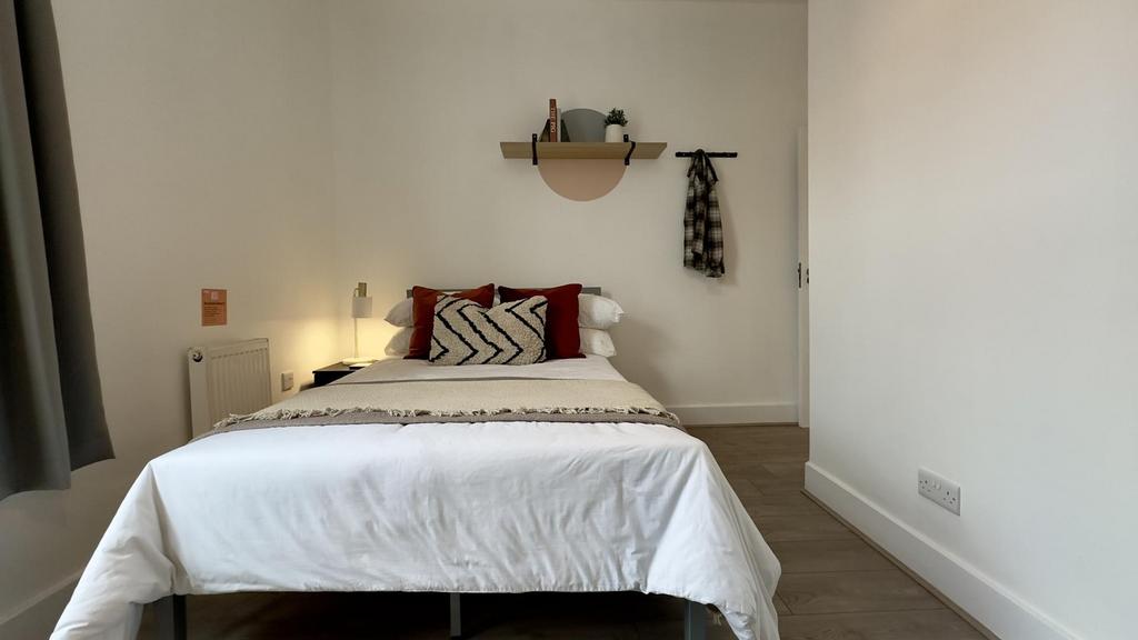 A bright and inviting double bedroom, perfect f...